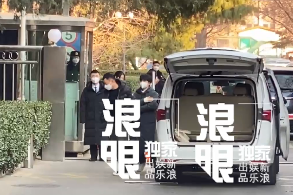 　　张先生说，因为网球人群的增多，网球运动关联经济也更加活跃。球衣、球袜、球包以及打球的各种装备和周边产品，包括网球训练课都在走俏。比赛数量的增加，更是提升了各地运动场馆的利用率。
