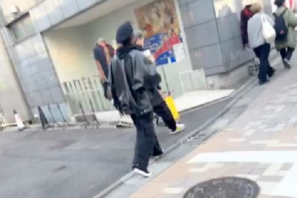 　　“积极管理你的核心业务，这真是一剂难吃的药。我们有很多艰苦的工作要做。”墨菲表示，虽然底特律汽车制造商需要重新思考在中国的经营方式，但美国电动汽车领导者特斯拉的情况略有不同，与传统的底特律汽车制造商相比，特斯拉在电动汽车零部件方面拥有大约1.7万美元的成本优势，这有助于该公司在中国市场的发展，使其有“更大的发展空间”。（汪品植）