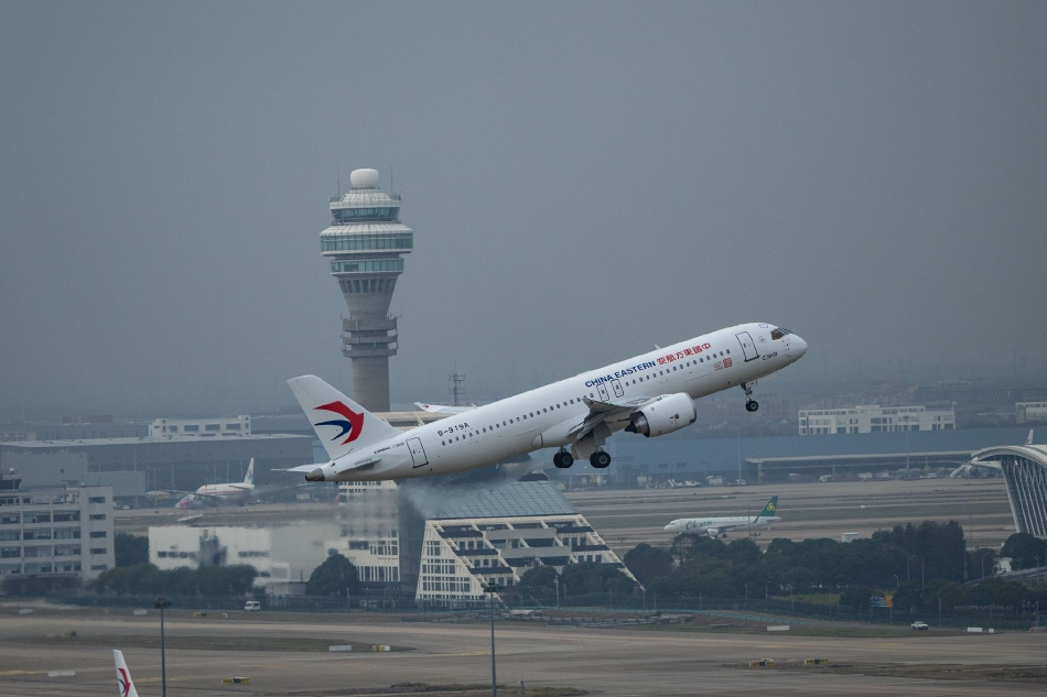 　　受高空低槽东移影响，16日河南省有分散性阵雨、雷阵雨，雨量分布不均，中西部局部中雨或大雨，并伴有短时强降水、雷暴大风等强对流天气。
