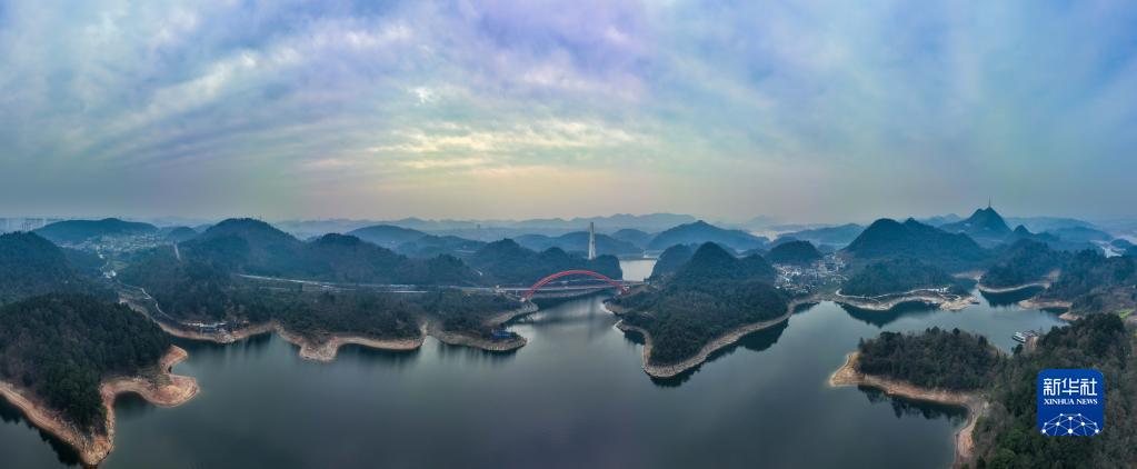 　　最近两起企业补税事件引起市场关注。一是湖北枝江酒业股份有限公司被要求补税8500万元，因这笔税款被追溯至1994年，使得税务“倒查30年”成为舆论焦点。二是宁波博汇化工科技股份有限公司3月份收到当地税务要求补税5亿元的通知，最近企业宣布停产。上述两起事件，引起了一些企业人士的担忧。这些担忧包括是否存在全国性查税，不少企业担忧如果倒查多年需要补税，这对于经营困难的当下无疑是“雪上加霜”。跟多位省级、市级税务人士交流得知，目前并没有全国性查税部署。一些地方根据当地税收大数据风险提示等对个别企业查税，是日常工作，也是税务部门正常履职。毕竟税务部门主要负责税收、社会保险费和有关非税收入的征收管理，发现偷逃税、少缴税行为，理应依法制止，否则就是渎职。（第一财经）